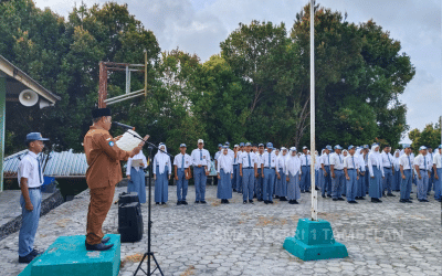 Hari Pertama Masuk Sekolah, SMA Negeri 1 Tambelan Gelar Upacara Bendera dan Halal Bihalal